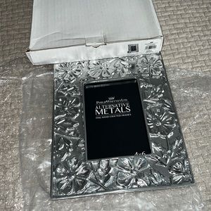 Philip Whitney aluminum metal flower 4x6 frame. NIB!